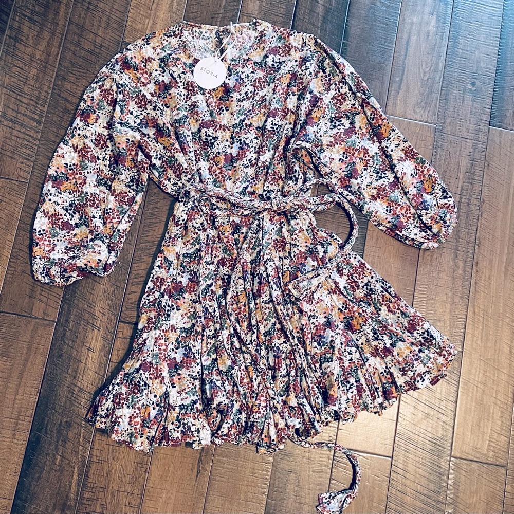 {NWT} VICI beautiful Rope tie dress. Size Medium. Multicolored